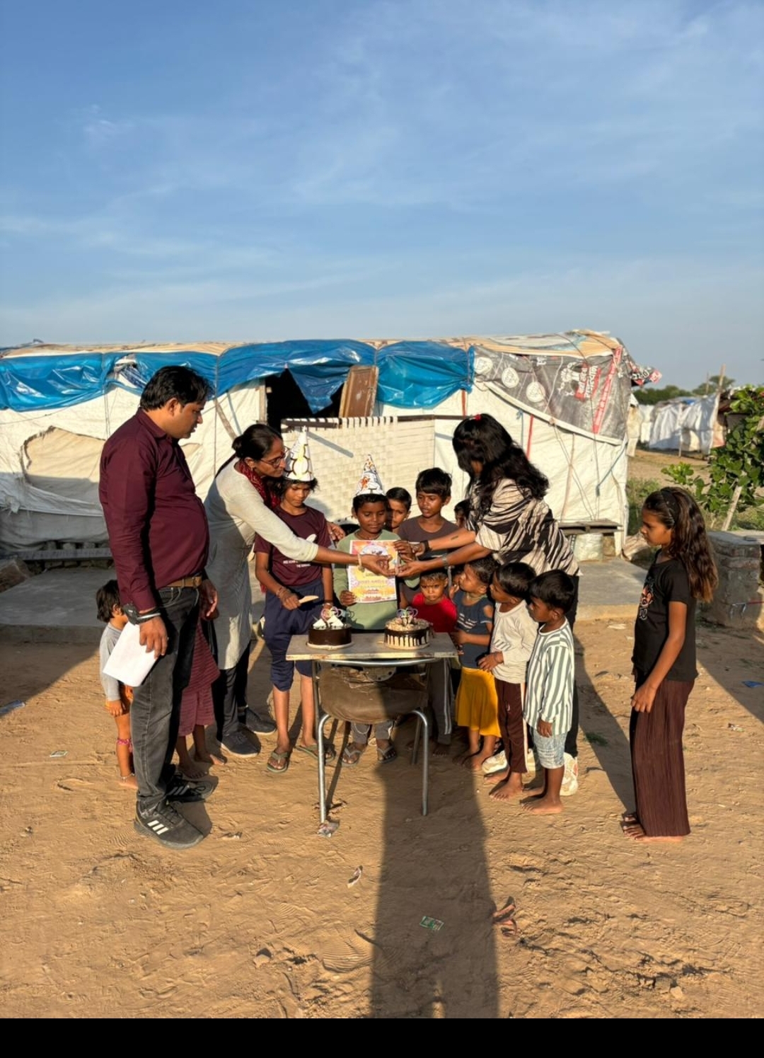 गरीब बच्चों के साथ बर्थडे सेलिब्रेट