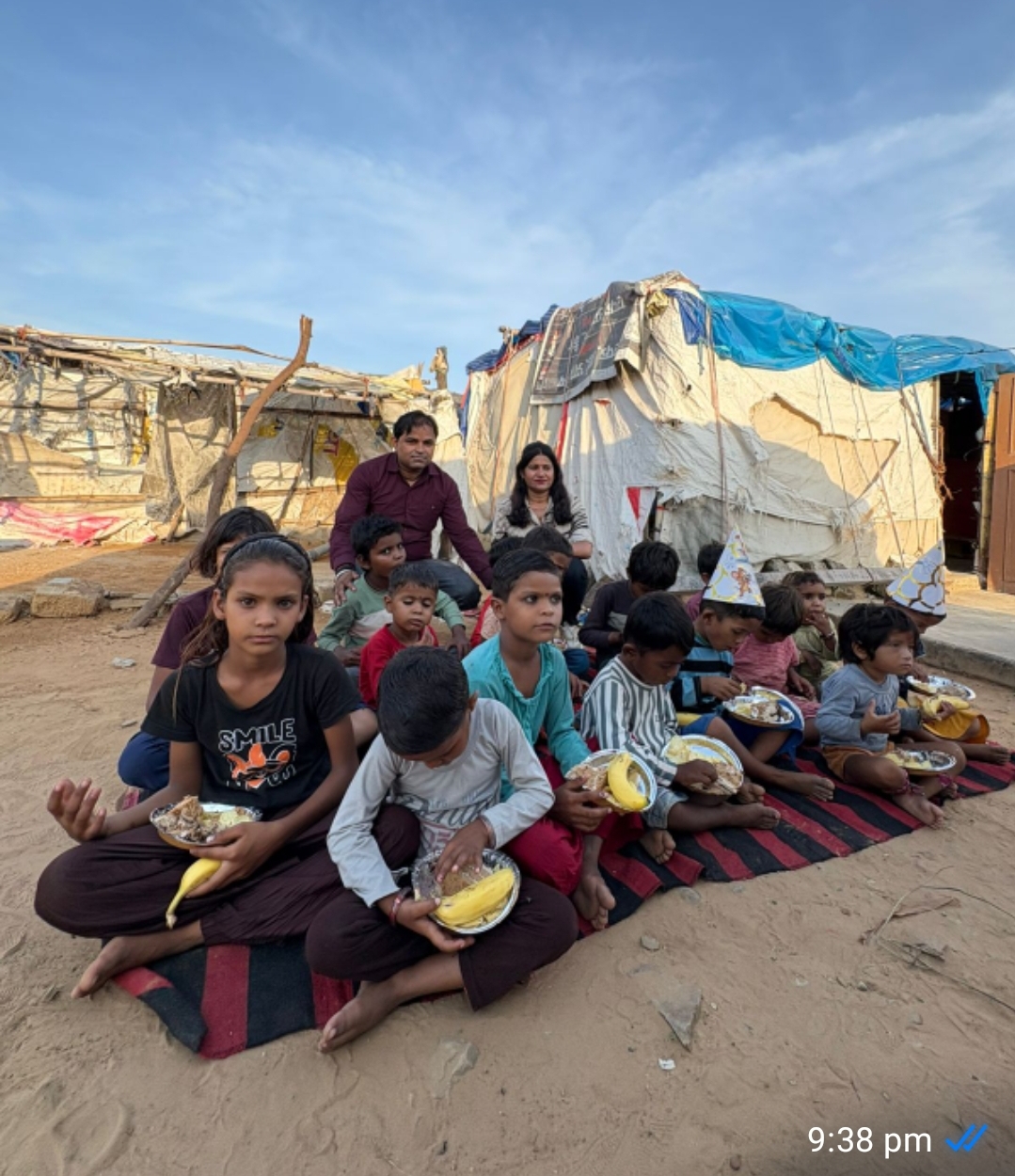 गरीब बच्चों के साथ बर्थडे सेलिब्रेट