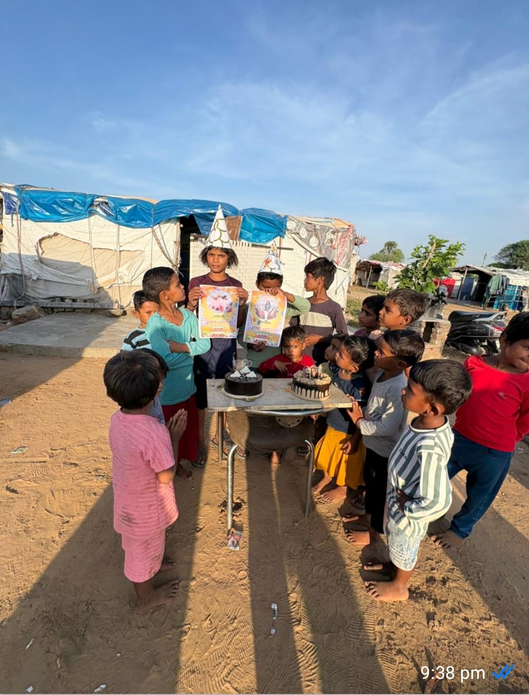 गरीब बच्चों साथ बर्थडे सेलिब्रेट